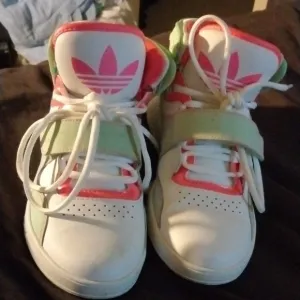 Kids Adidas tennis shoes
