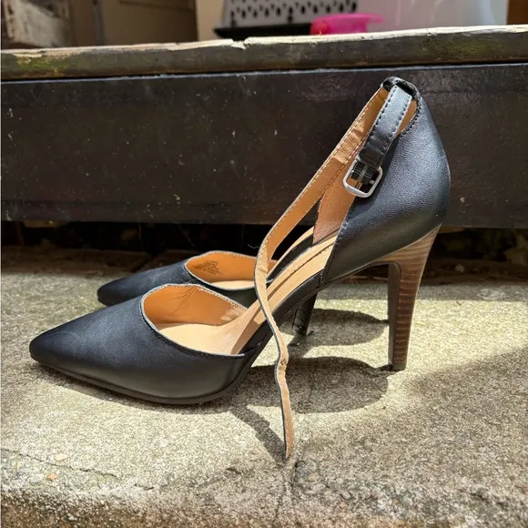 Lucky Brand perfect chic Black Leather Women's Heels with ankle strap 7 1/2