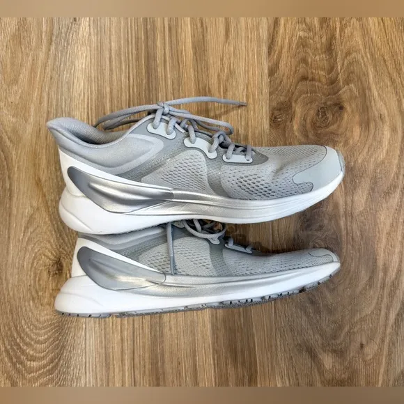 Lululemon Blissfeel Womens Running Shoe Silver Drop Size 9 EUC