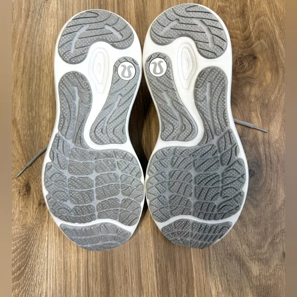 Lululemon Blissfeel Womens Running Shoe Silver Drop Size 9 EUC