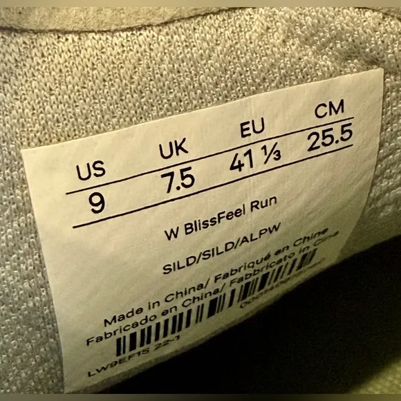 Lululemon Blissfeel Womens Running Shoe Silver Drop Size 9 EUC