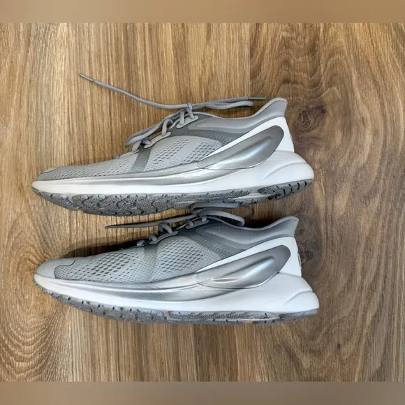 Lululemon Blissfeel Womens Running Shoe Silver Drop Size 9 EUC