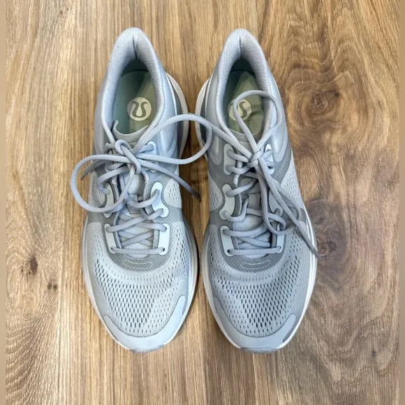 Lululemon Blissfeel Womens Running Shoe Silver Drop Size 9 EUC