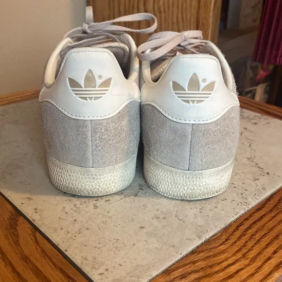 Men’s Adidas Dove Gray Gazelle Sneakers Size 8.5