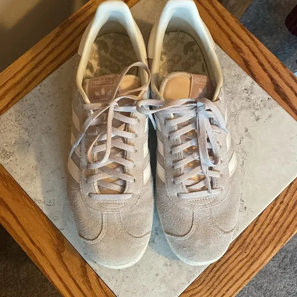 Men’s Adidas Dove Gray Gazelle Sneakers Size 8.5