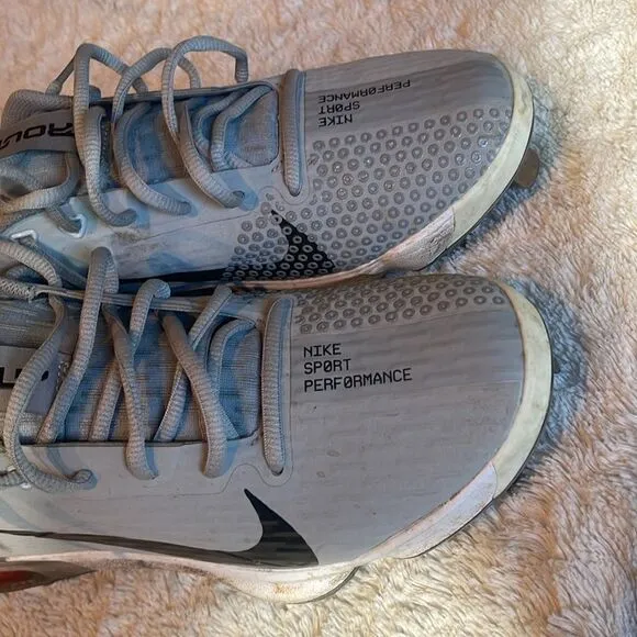 Mens Nike air zoom Trout cleats size 8