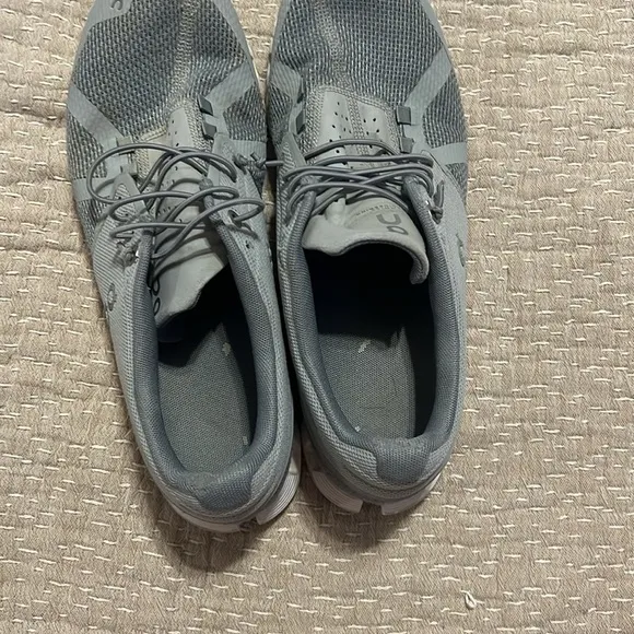 Men’s oncloud grey tennis shoes