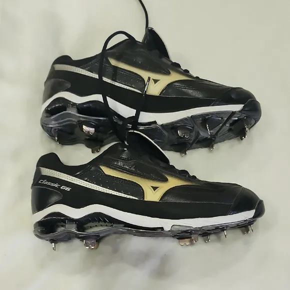 Mizuno Men's Black and Gold Shoes cleats