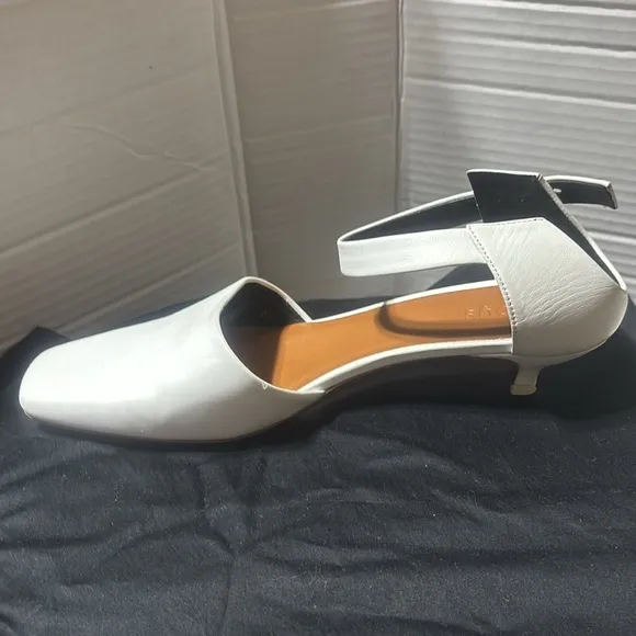 Neous pholidota leather kitten heels Elegant White Women's Shoes. EUC