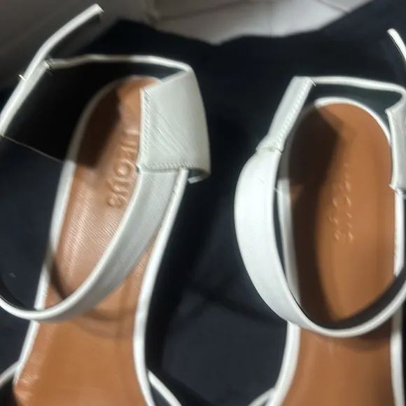 Neous pholidota leather kitten heels Elegant White Women's Shoes. EUC