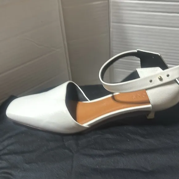 Neous pholidota leather kitten heels Elegant White Women's Shoes. EUC