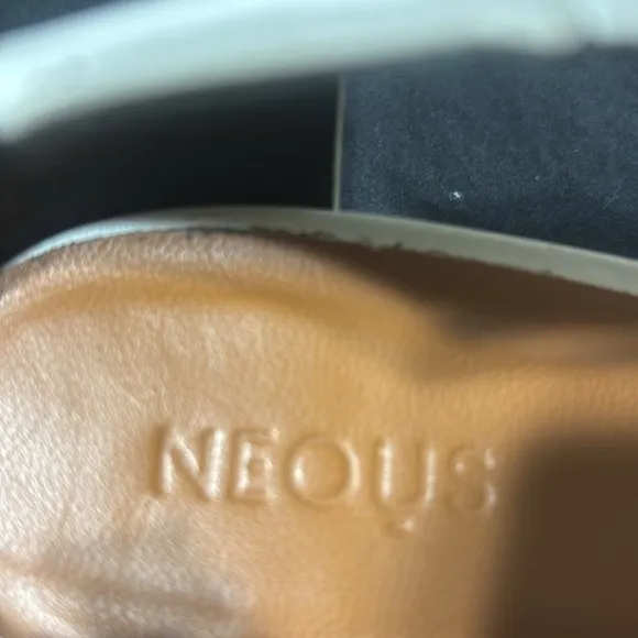 Neous pholidota leather kitten heels Elegant White Women's Shoes. EUC