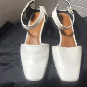 Neous pholidota leather kitten heels Elegant White Women's Shoes. EUC