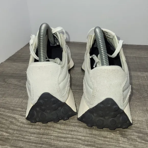 New Balance 327 White Grey Size 5.5 Boys  Running Shoes Sneakers GS327fe