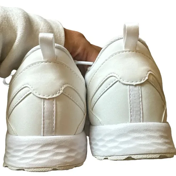 New Balance Boys Size 6 White Tennis Shoes