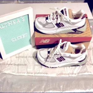 𝅺New Balance tennis shoes