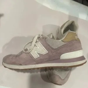 New Balance 574 Purple and Beige Tennis Shoes Size 10