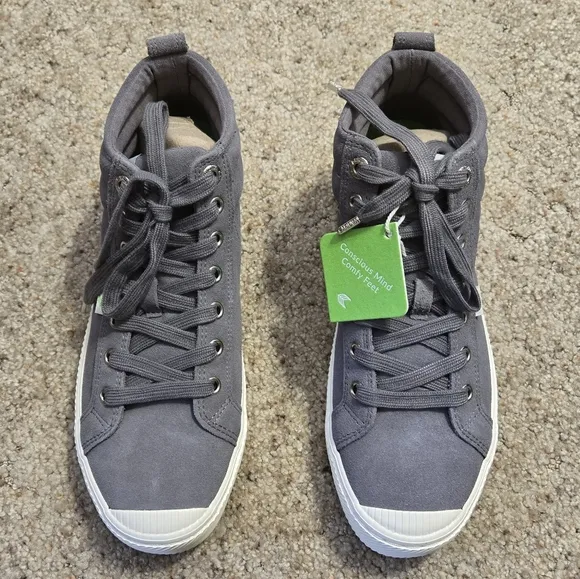 NIB Cariuma  OCA High Charcoal Grey Suede Sneaker