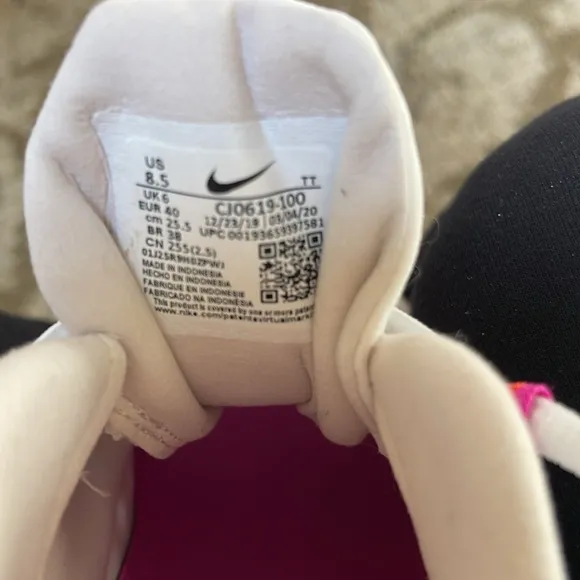 Nike 270 React Airmax tennis shoes. Size 8.5. Hot pink. Like new condition.