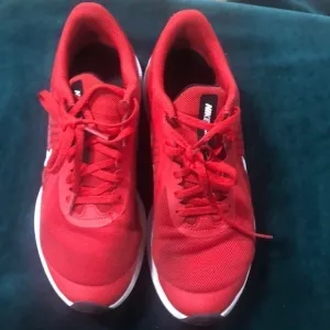 Nike 7‎ youth red tennis shoes downshifter D103