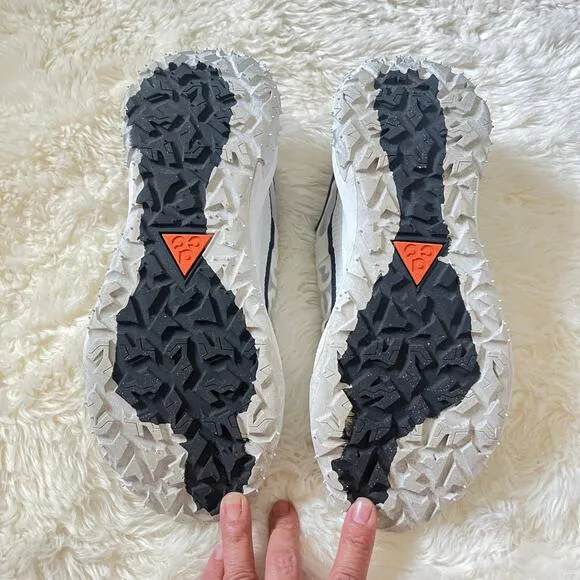Nike ACG Mountain Fly 2 low trail Shoes in white bright mandarin