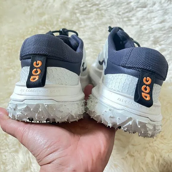 Nike ACG Mountain Fly 2 low trail Shoes in white bright mandarin
