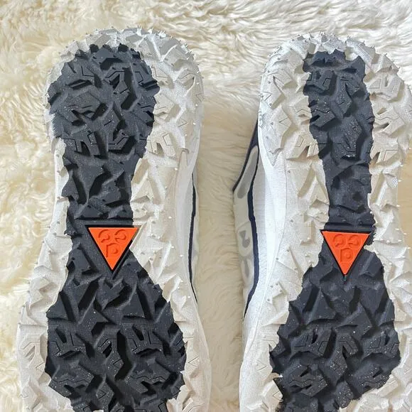Nike ACG Mountain Fly 2 low trail Shoes in white bright mandarin