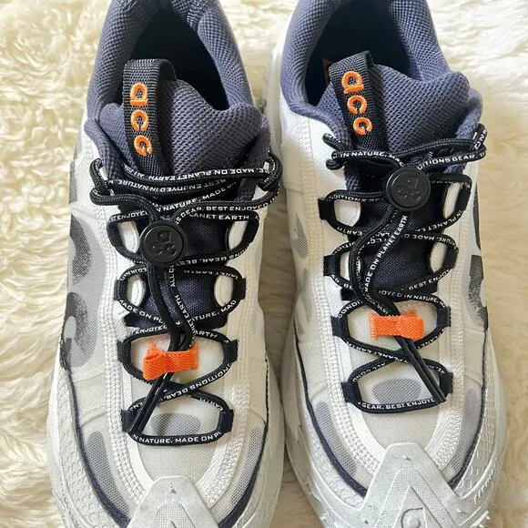 Nike ACG Mountain Fly 2 low trail Shoes in white bright mandarin