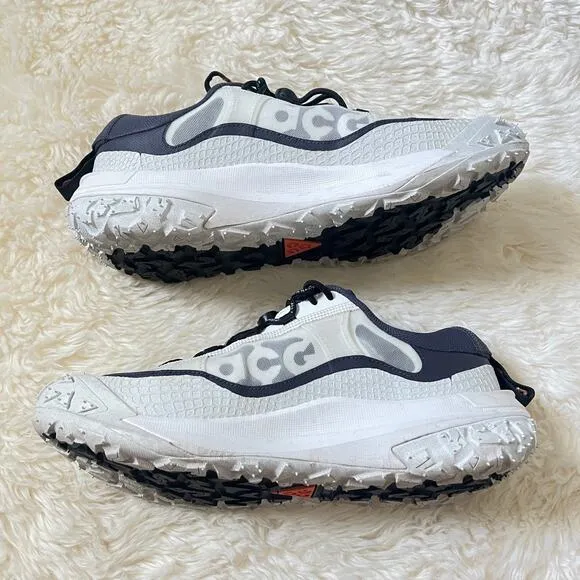 Nike ACG Mountain Fly 2 low trail Shoes in white bright mandarin