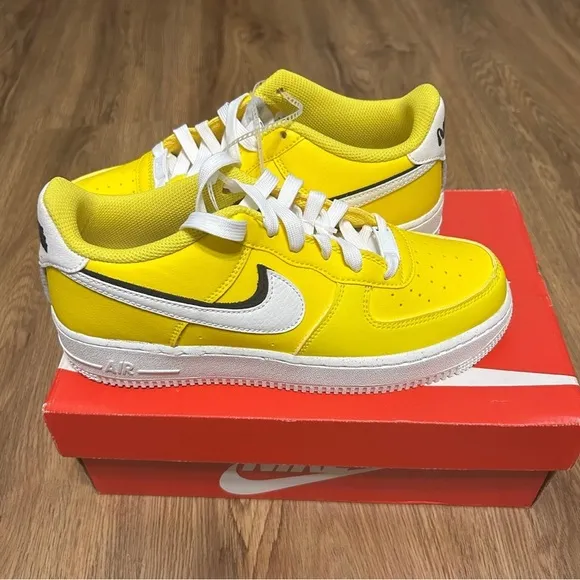NIKE af1 Air Force 1’07 LV8 ‘82 - tour yellow lace up shoes sneakers womens 8.5