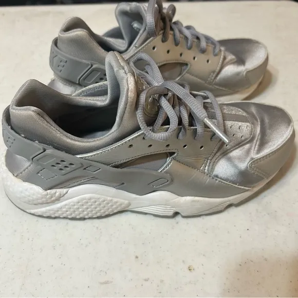 Nike Air Huarache Run SE Metallic Silver Tennis Shoes Size 8.5