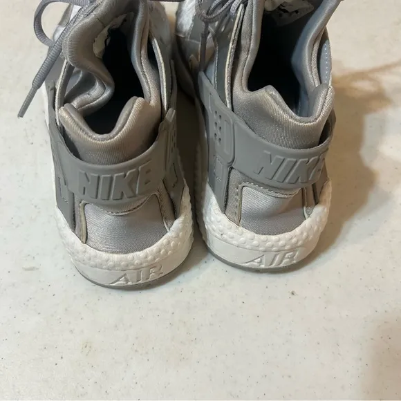 Nike Air Huarache Run SE Metallic Silver Tennis Shoes Size 8.5