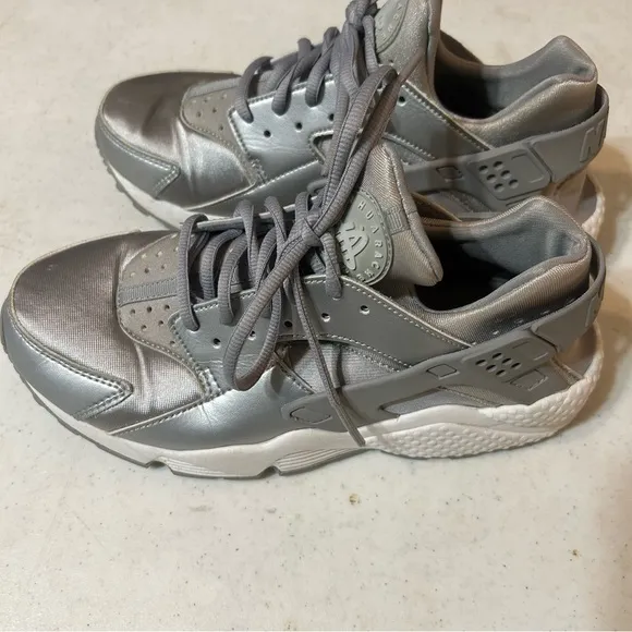 Nike Air Huarache Run SE Metallic Silver Tennis Shoes Size 8.5
