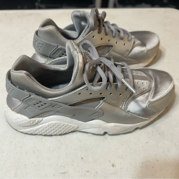 Nike Air Huarache Run SE Metallic Silver Tennis Shoes Size 8.5