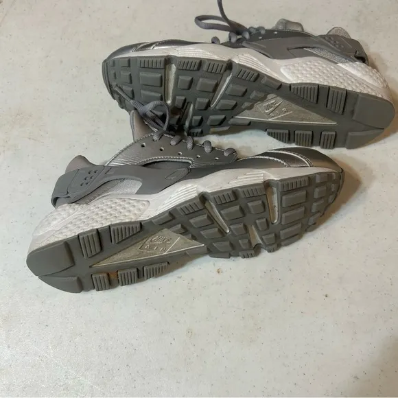Nike Air Huarache Run SE Metallic Silver Tennis Shoes Size 8.5