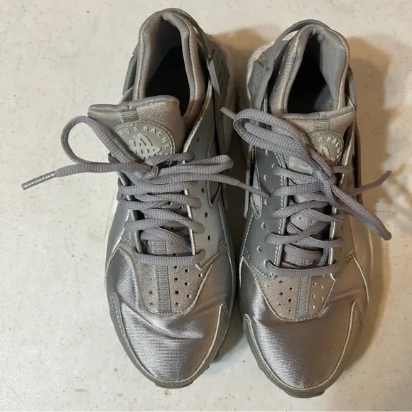 Nike Air Huarache Run SE Metallic Silver Tennis Shoes Size 8.5