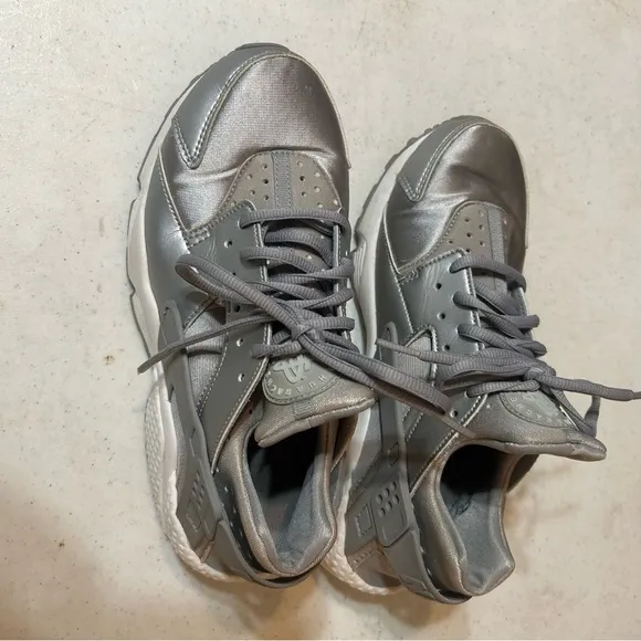 Nike Air Huarache Run SE Metallic Silver Tennis Shoes Size 8.5