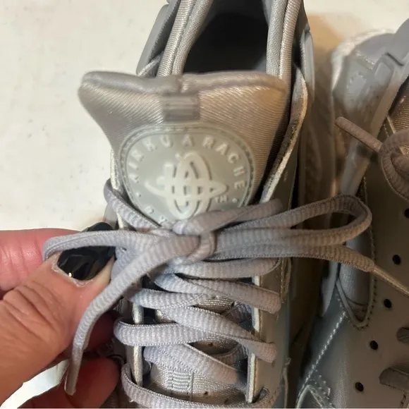 Nike Air Huarache Run SE Metallic Silver Tennis Shoes Size 8.5
