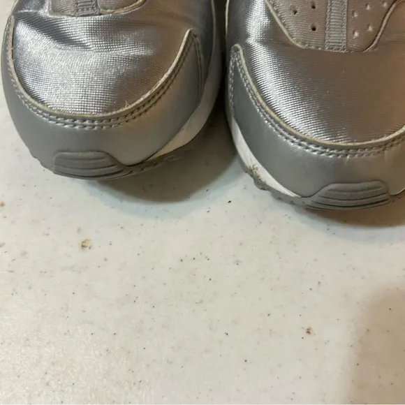 Nike Air Huarache Run SE Metallic Silver Tennis Shoes Size 8.5