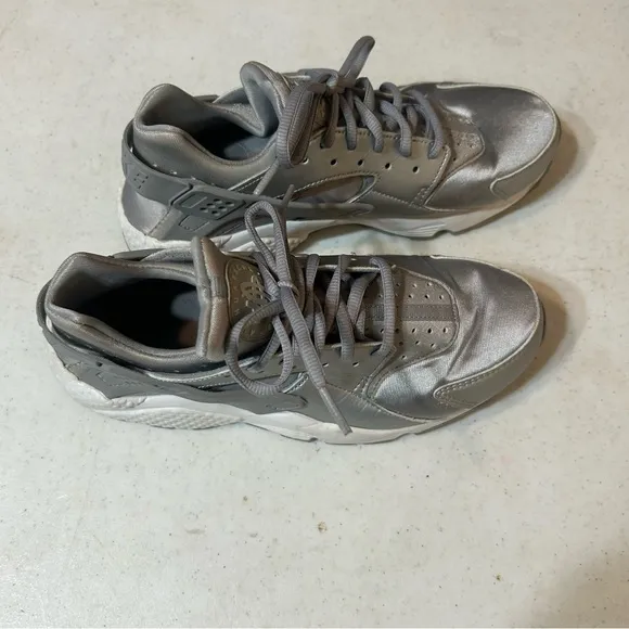 Nike Air Huarache Run SE Metallic Silver Tennis Shoes Size 8.5