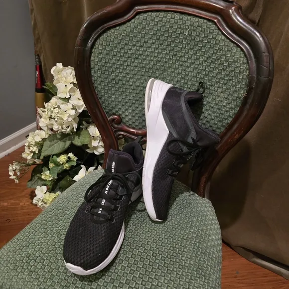 Nike Air Max Bella TR 2 Black White Size 11 Womens Shoes