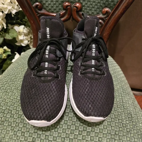 Nike Air Max Bella TR 2 Black White Size 11 Womens Shoes