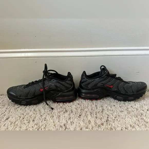 Nike Air Max Plus Black Silver Red Size 4Y  Tennis Shoes Sneakers