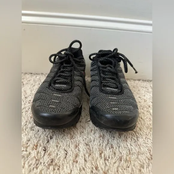 Nike Air Max Plus Black Silver Red Size 4Y  Tennis Shoes Sneakers