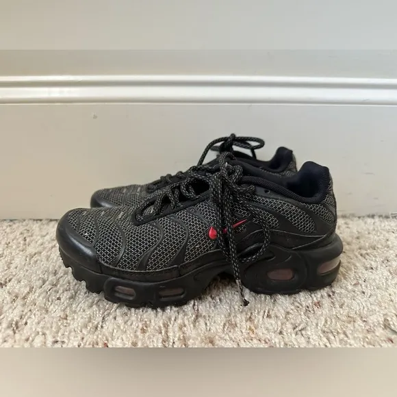 Nike Air Max Plus Black Silver Red Size 4Y  Tennis Shoes Sneakers