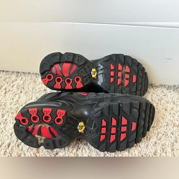 Nike Air Max Plus Black Silver Red Size 4Y  Tennis Shoes Sneakers