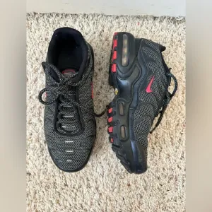 Nike Air Max Plus Black Silver Red Size 4Y  Tennis Shoes Sneakers