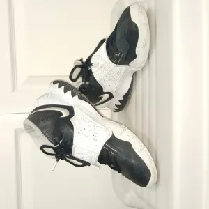 Nike &quot;Kyrie Irving&quot; team 6 basketball tennis shoes - 12 - black &amp; white