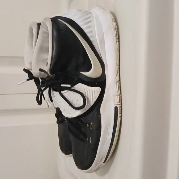 Nike &quot;Kyrie Irving&quot; team 6 basketball tennis shoes - 12 - black &amp; white