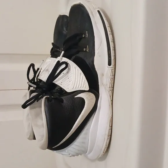Nike &quot;Kyrie Irving&quot; team 6 basketball tennis shoes - 12 - black &amp; white